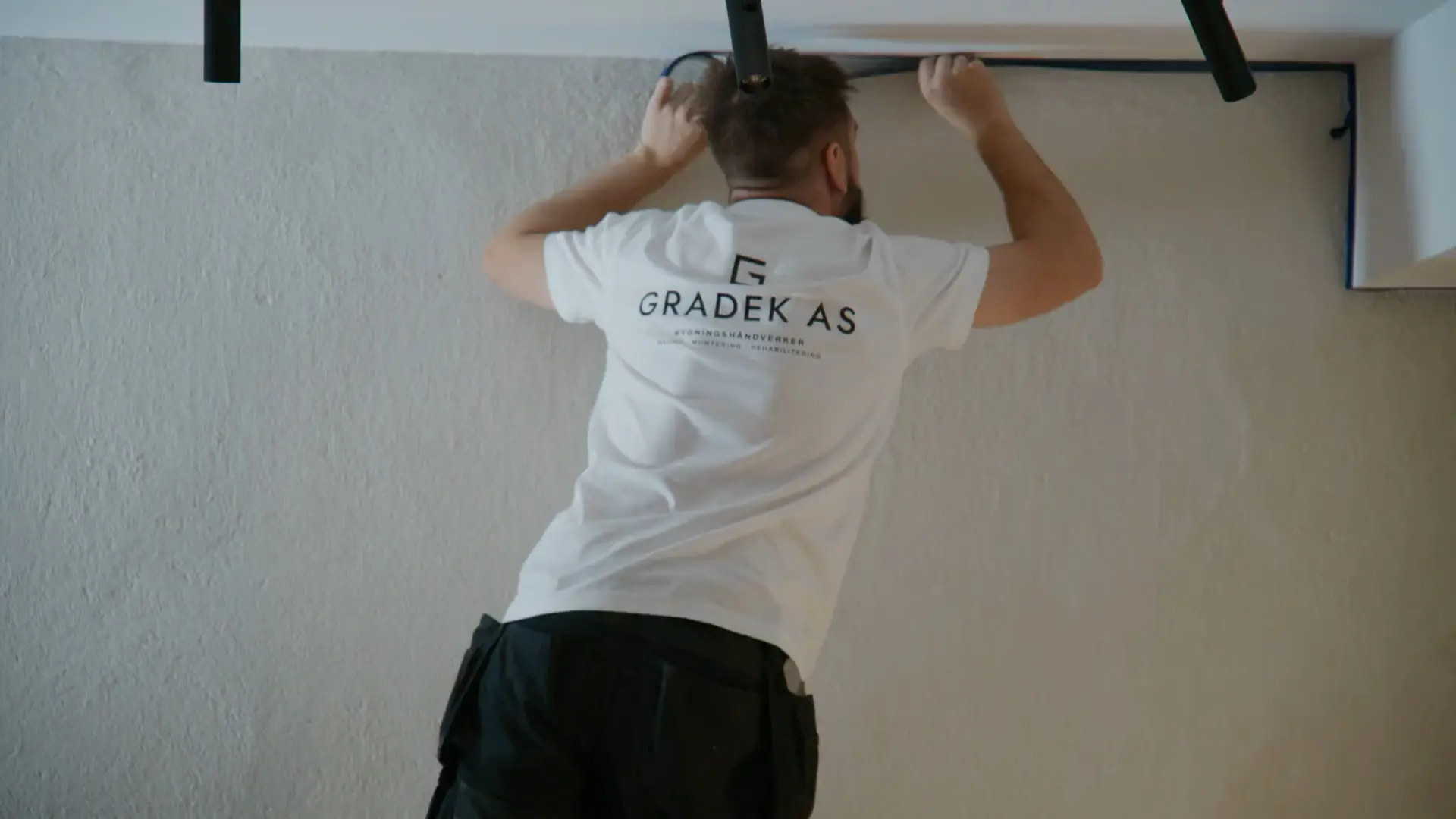 Håndverker fra Gradek AS monterer i taket